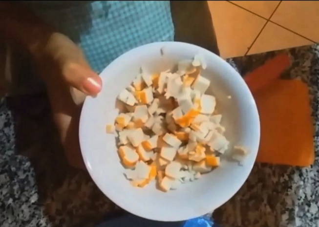 Салат «Коррида» с крабовыми палочками и помидорами