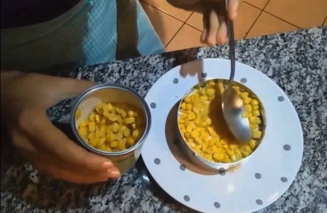 Салат «Коррида» с крабовыми палочками и помидорами