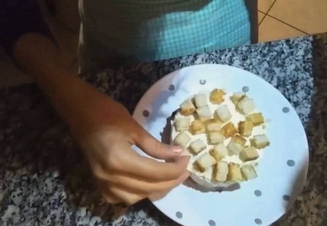 Салат «Коррида» с крабовыми палочками и помидорами