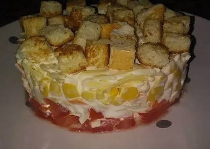 Салат «Коррида» с крабовыми палочками и помидорами