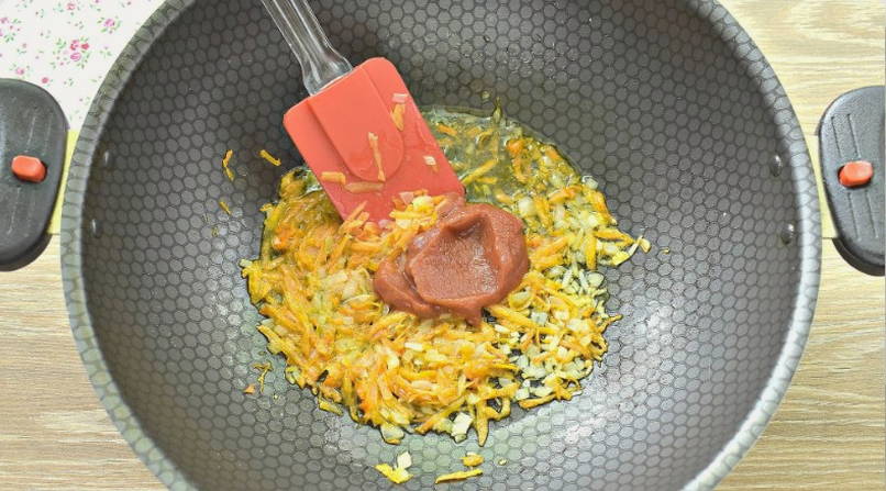 Борщ с тушеной и свежей капустой