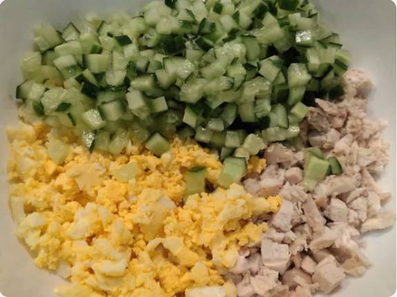 Салат «Леди» с курицей, огурцом и зеленым горошком