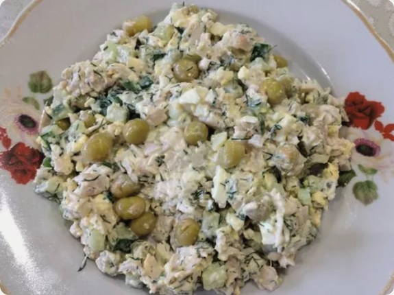 Салат «Леди» с курицей, огурцом и зеленым горошком