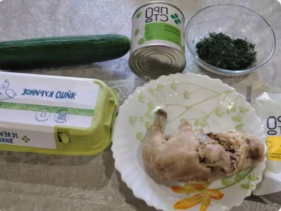 Салат «Леди» с курицей, огурцом и зеленым горошком