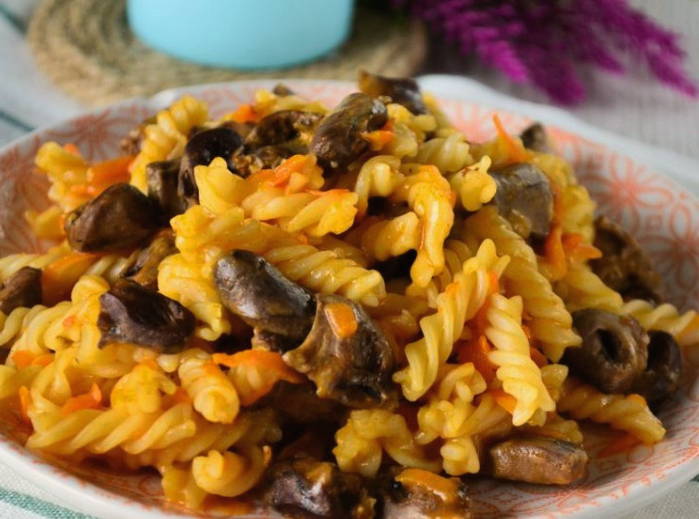 Макароны с куриными сердечками на сковороде