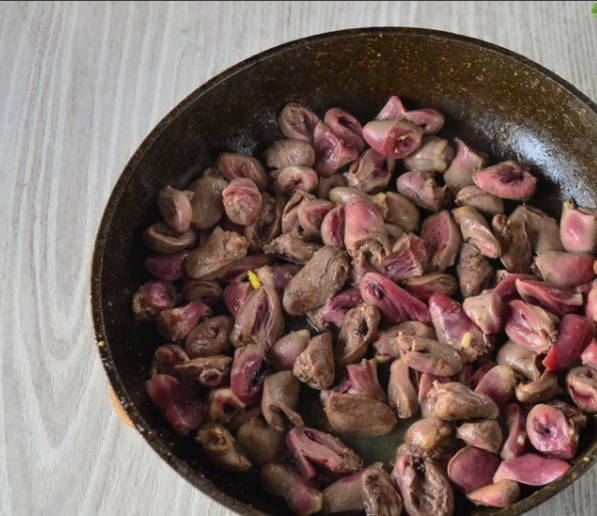 Макароны с куриными сердечками на сковороде