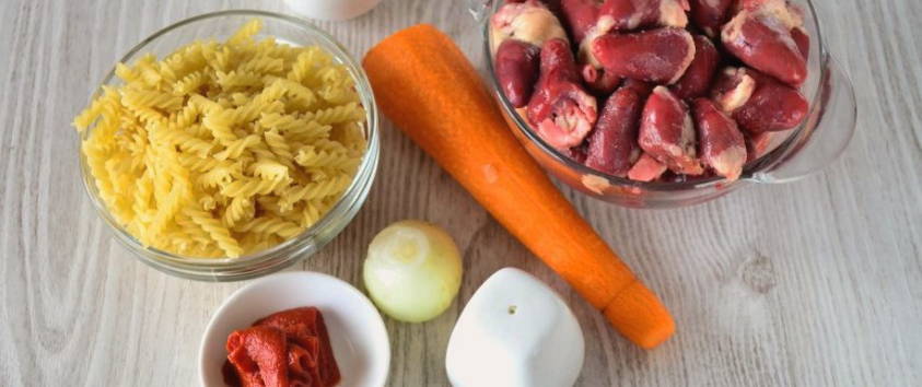 Макароны с куриными сердечками на сковороде