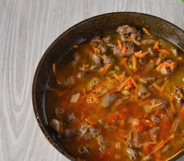 Макароны с куриными сердечками на сковороде