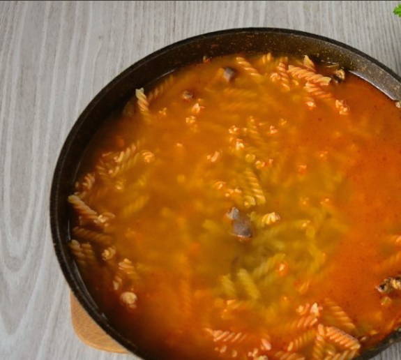 Макароны с куриными сердечками на сковороде