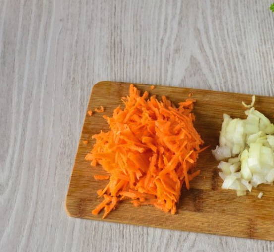 Макароны с куриными сердечками на сковороде