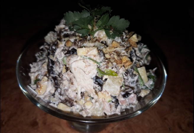 Салат «Курочка ряба» с черносливом