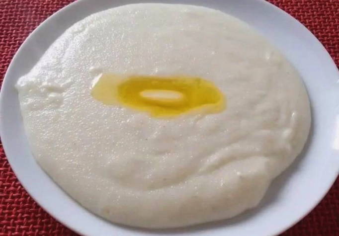 Манная каша с яйцом в сотейнике