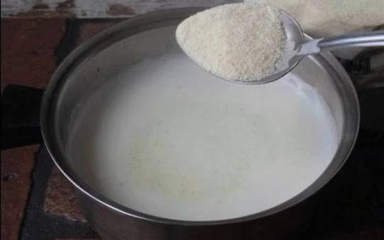 Манная каша с яйцом в сотейнике