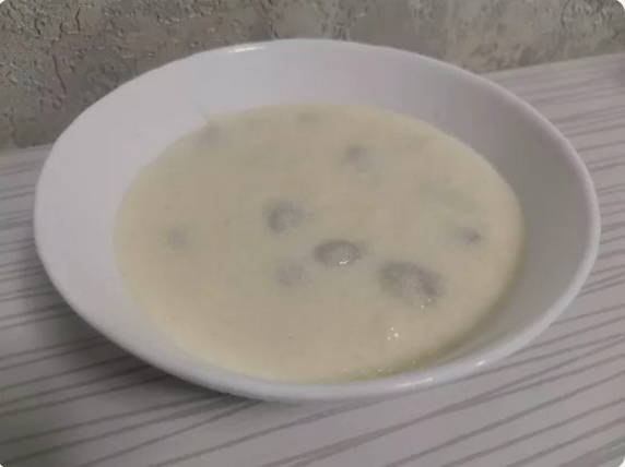 Манная каша с изюмом