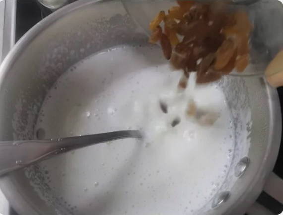 Манная каша с изюмом