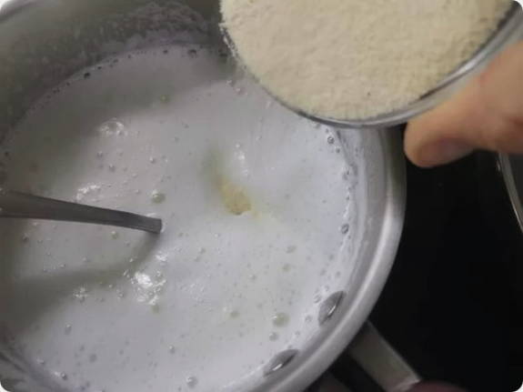 Манная каша с изюмом