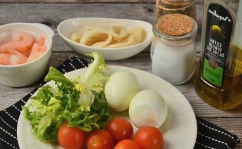 Салат «Морской бриз» с кальмарами