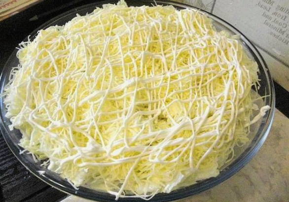 Салат «Морское дно» с морской капустой и консервами