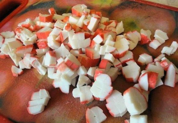 Салат «Морское дно» с морской капустой и консервами