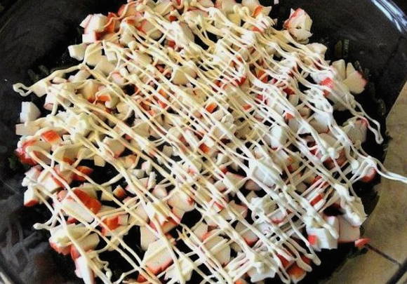 Салат «Морское дно» с морской капустой и консервами