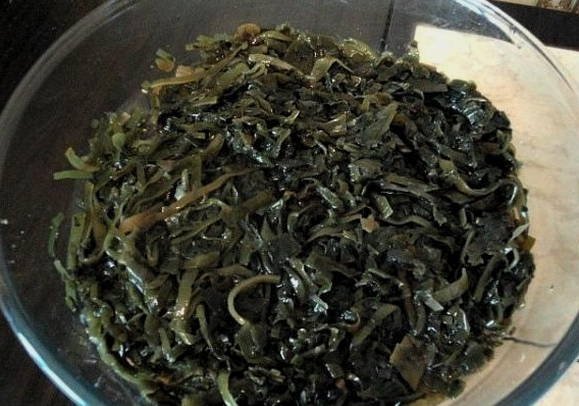 Салат «Морское дно» с морской капустой и консервами
