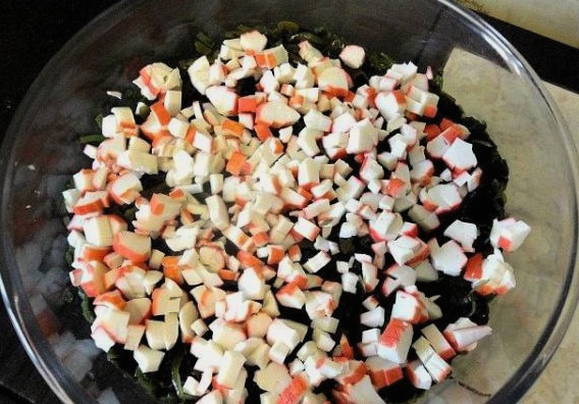 Салат «Морское дно» с морской капустой и консервами