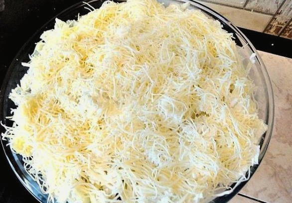 Салат «Морское дно» с морской капустой и консервами