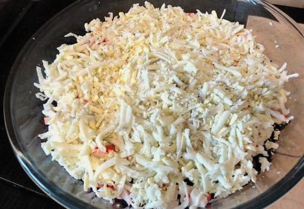 Салат «Морское дно» с морской капустой и консервами