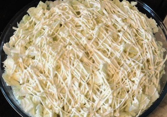 Салат «Морское дно» с морской капустой и консервами