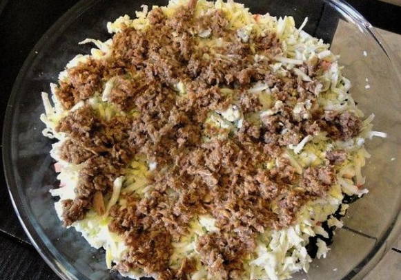 Салат «Морское дно» с морской капустой и консервами