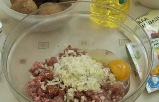 Фрикадельки с картошкой в духовке