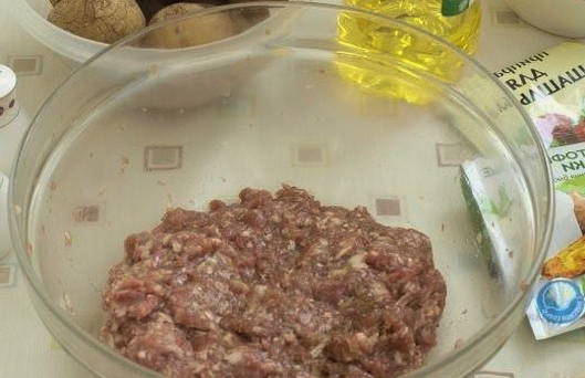 Фрикадельки с картошкой в духовке