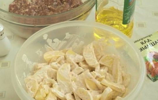 Фрикадельки с картошкой в духовке