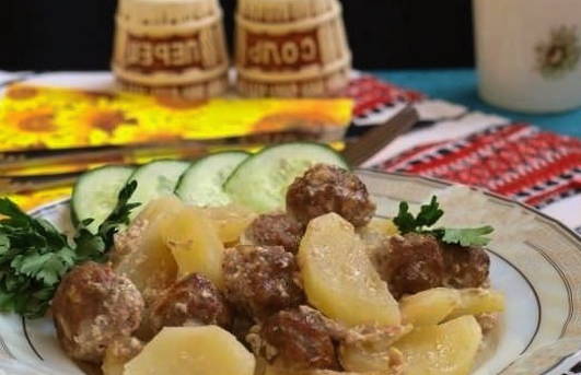 Фрикадельки с картошкой в духовке