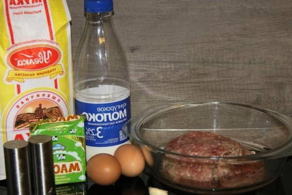 Фрикадельки в молочном соусе на сковороде
