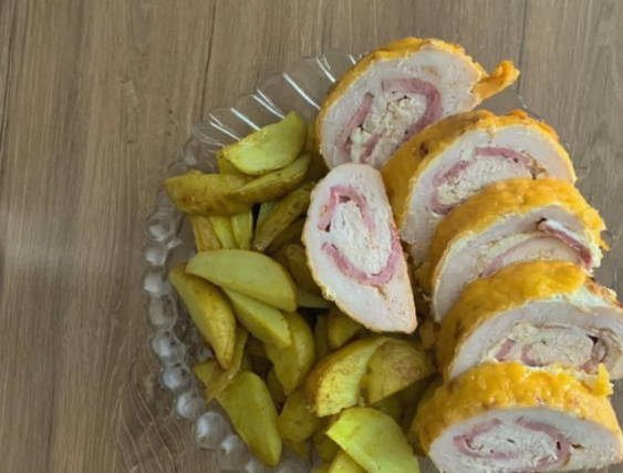 Куриный рулет с ветчиной и сыром