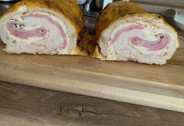 Куриный рулет с ветчиной и сыром