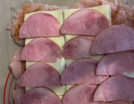 Куриный рулет с ветчиной и сыром