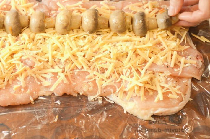 Куриный рулет с грибами