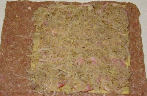 Мясной рулет в беконе