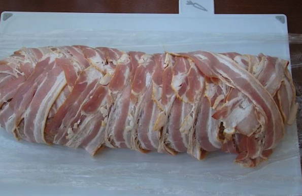 Мясной рулет в беконе