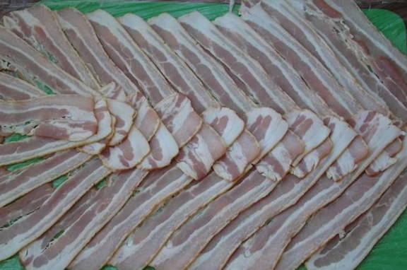 Мясной рулет в беконе