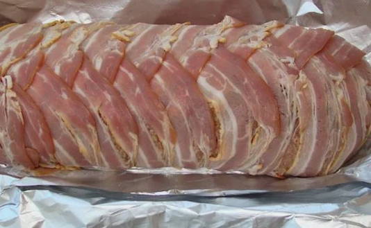 Мясной рулет в беконе