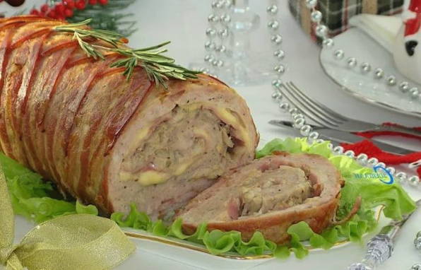 Мясной рулет в беконе