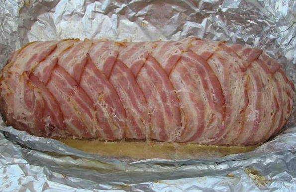 Мясной рулет в беконе