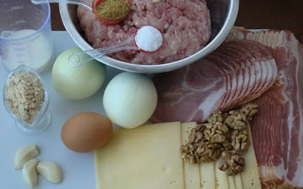 Мясной рулет в беконе