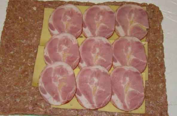 Мясной рулет в беконе