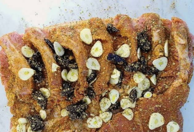 Мясной рулет с черносливом