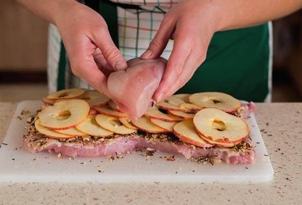 Мясной рулет из свинины с начинкой