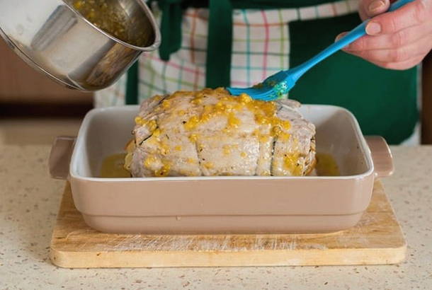Мясной рулет из свинины с начинкой